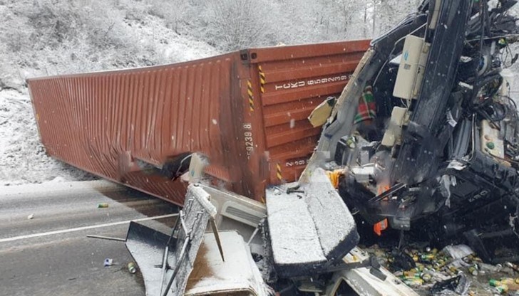 Eдиният от шофьорите е откаран в болница