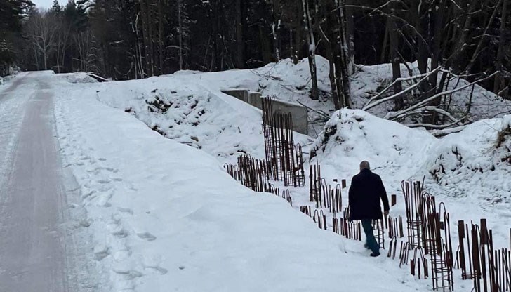 Няма нужда човек да ходи до Луната, за да види апокалиптичен пейзаж с гигантски кратери и свлачища, заплашващи всеки момент да погълнат околността