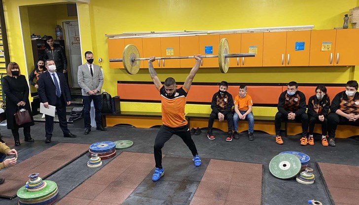 Носителят на златен и бронзов медал от Световното първенство по вдигане на тежести в Узбекистан - Ангел Русев се прибра у дома