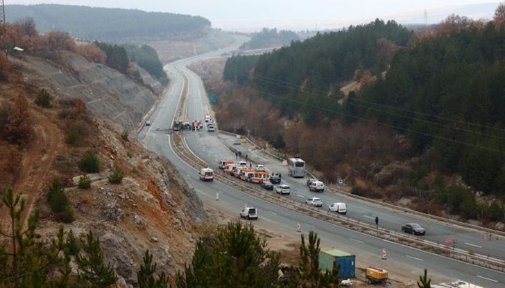 Медицински екип от Северна Македония транспортира пациента до родината му