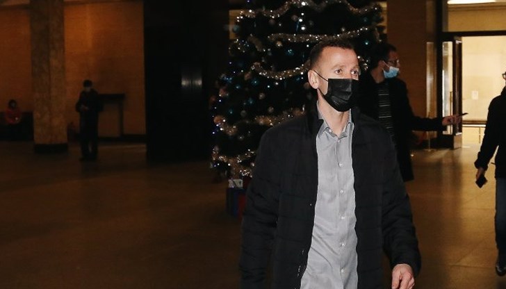 Международният съдия по минифутбол Борислав Колев беше изнесен на носилка от сградата на Съдебната палата в София