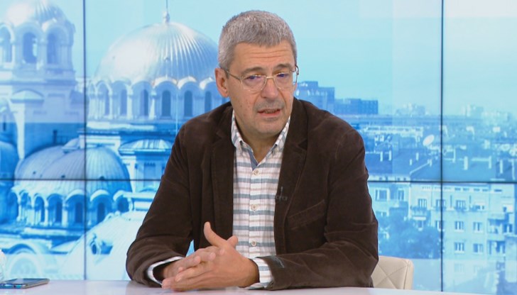 Той поясни, че ваксинацията няма да започне от днес, тъй като първо трябва МЗ да публикува протокола за прилагане на ваксините