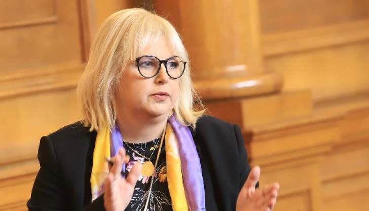 Равнопоставеност на всички граждани, иначе затъването ще е ежедневно, пише Мария Капон във фейсбук