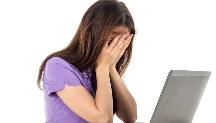 "Ако сте включени в този разговор, вие сте част от групата служители без късмет, които ще бъдат съкратени," заявява директорът на своите подчинени