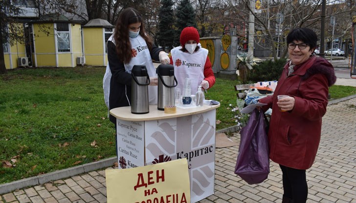 Инициативата на младежите от „Каритас“ в крайдунавския град включваше и раздаване на информационни материали на русенци пред „Градски хали“ в неделния ден