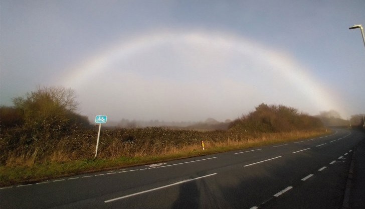 Бяла дъга се получава, когато слънчевите лъчи осветяват слаба мъгла от водни капчици, които са по-малки от тези във въздуха Бяла дъга се получава, когато слънчевите лъчи осветяват слаба мъгла от водни капчици, които са по-малки от тези във въздуха