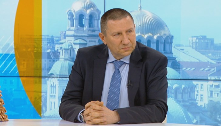 Той изрази и своята версия по делото за "Хемус" - полицаите, които работят по казуса, са притиснали с доказателства обвиняемия, а той, от своя страна, е решил да сътрудничи и да свидителства срещу тези над него - на които се предполага, че е давал парите Той изрази и своята версия по делото за "Хемус" - полицаите, които работят по казуса, са притиснали с доказателства обвиняемия, а той, от своя страна, е решил да сътрудничи и да свидителства срещу тези над него - на които се предполага, че е давал парите