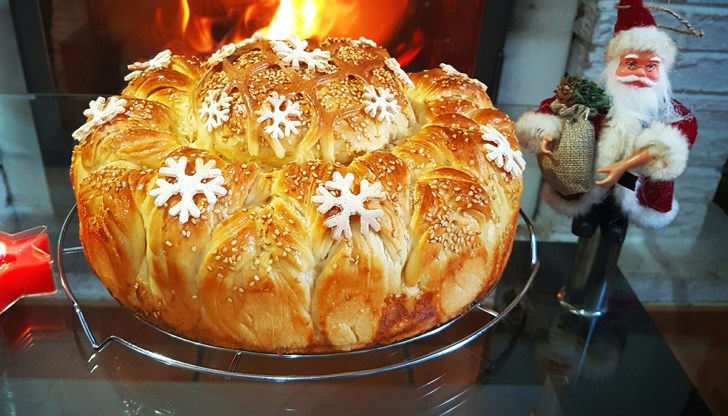 Оригинален и интересен начин за оформление на коледна питка