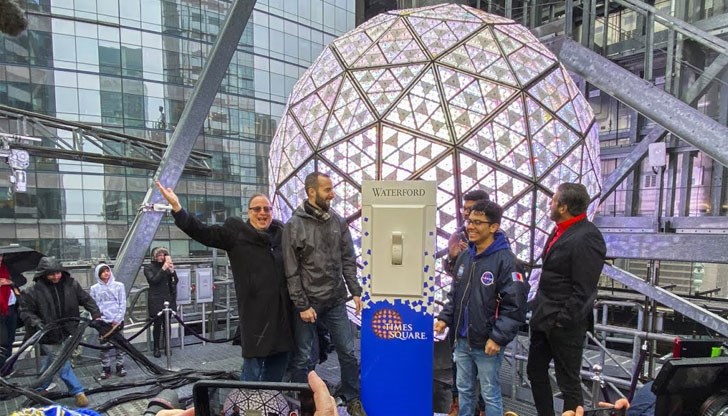 С маски и напълно ваксинирани ще се участниците на Таймс скуеър в Ню Йорк