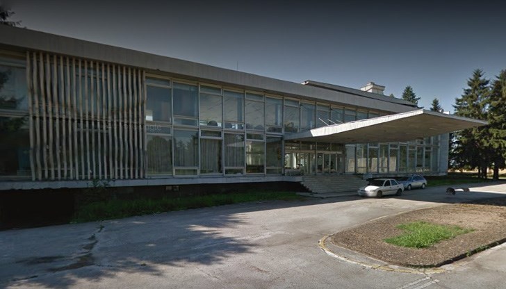 До предложението сградата да има статут на недвижима културна ценност се стига след обявеното, но неосъществено желание на инвеститор да изгради там огромен логистичен парк