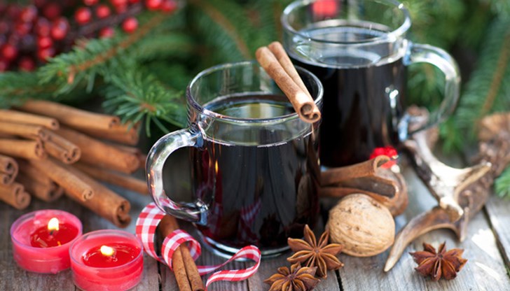 Рецептата включва подправки, плодове, ядки, захар или мед