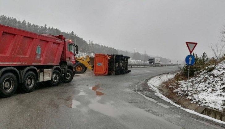 Шофьорът е откаран в болница без опасност за живота