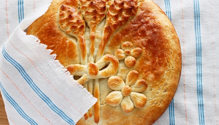 Сервирайте топла, много мека и вкусна содена питка, особено поръсена с шарена сол