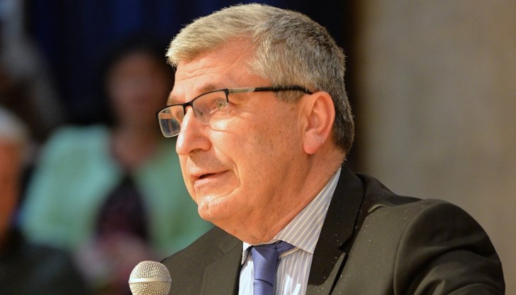 Извършва се публичен акт, някой е низвергнат, публично тричан, но системата и главните и действащи звена са си напълно доволни и свободни Извършва се публичен акт, някой е низвергнат, публично тричан, но системата и главните и действащи звена са си напълно доволни и свободни