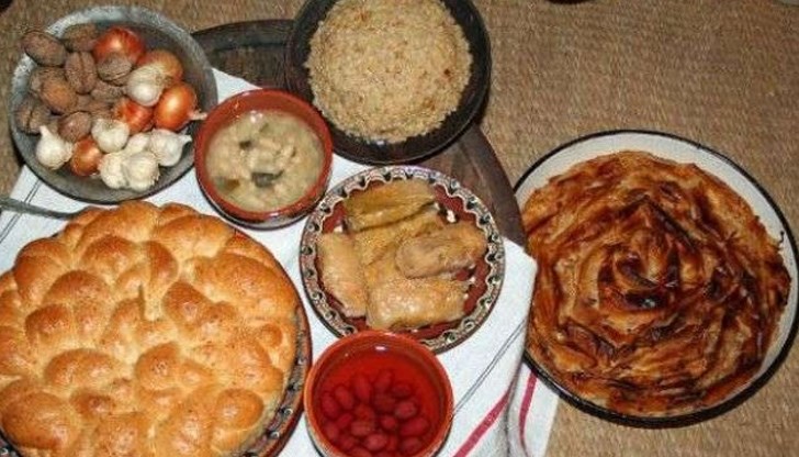 Задължително е на трапезата да има питка с късмети, варено жито, чушки пълнени с боб, постни сарми и ошав. Другите постни ястия са по избор Задължително е на трапезата да има питка с късмети, варено жито, чушки пълнени с боб, постни сарми и ошав. Другите постни ястия са по избор