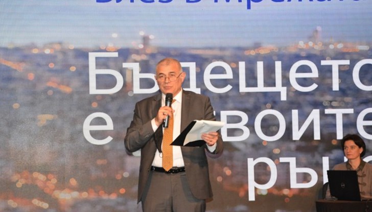 Около 670 000 българи ще преминат обучения за подобряване на дигиталните им умения по програми на Министерството на труда и социалната политика Около 670 000 българи ще преминат обучения за подобряване на дигиталните им умения по програми на Министерството на труда и социалната политика