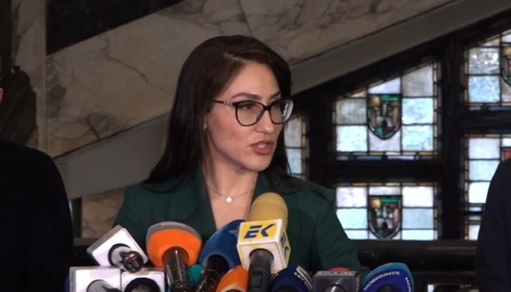 Млада прокурорка, по очила и прическа, в ролята на прелъстителна Снежанка, публично привика министърът на вътрешните работи Бойко Рашков на разпит