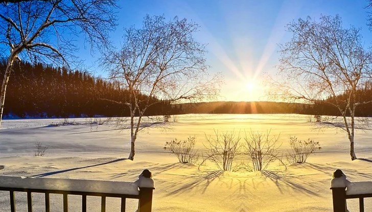 През празничните дни ще духа до умерен, северно от планините и в Източна България, временно силен югозападен вятър