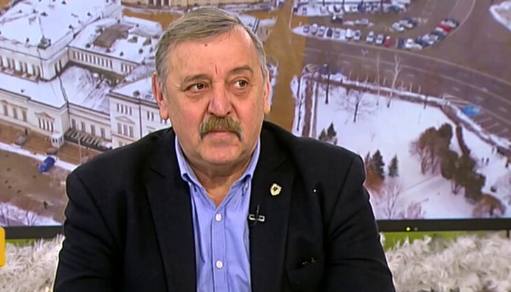 Той посъветва хората, които се прибират от чужбина, или такива, които имат грипни симптоми, да не се събират с близките си