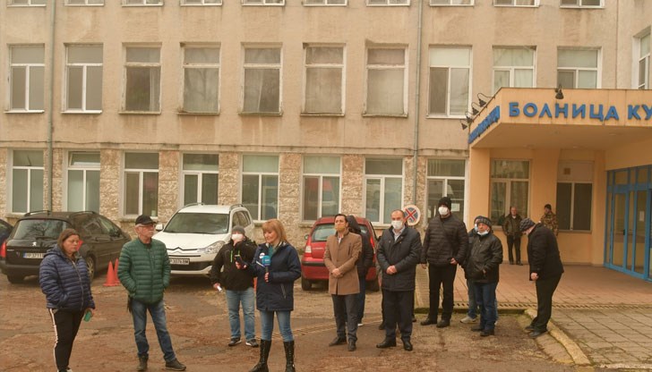 В подкрепа на напусналите лекари пред сградата на Общината беше организиран мирен протест
