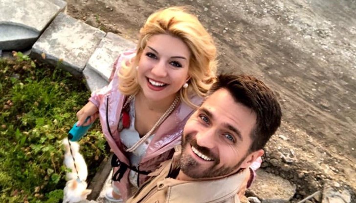 Чаровната блондинка се похвали с бижуто си в социалните мрежи