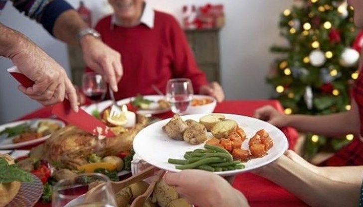 Традицията повелява на трапезата да присъстват лук, чесън, жито, сушени плодове, орехи и туршия, които след това трябва да се пазят чак до Йордановден Традицията повелява на трапезата да присъстват лук, чесън, жито, сушени плодове, орехи и туршия, които след това трябва да се пазят чак до Йордановден