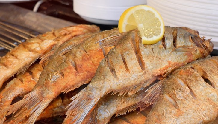 Преди пърженето рибата се посолява, посипва се с черен пипер и се панира с брашно, галета или рядко тесто