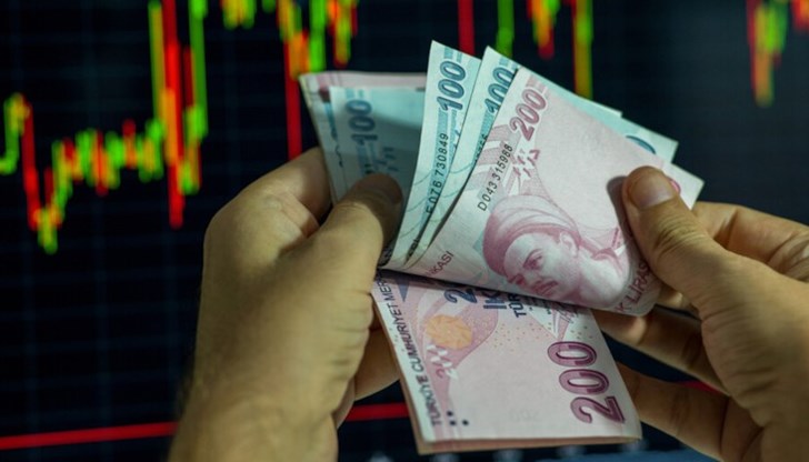 В момента курсът ѝ се колебае между 14,5 и 14,8 за долар В момента курсът ѝ се колебае между 14,5 и 14,8 за долар