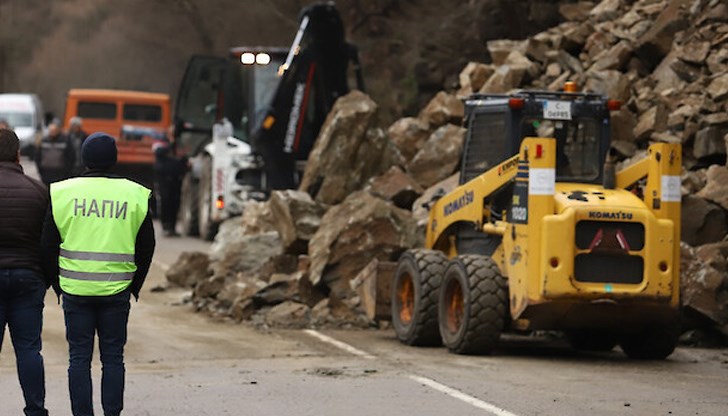За щастие скалите са се срутили в момент, в който не е преминавал автомобил и няма пострадал