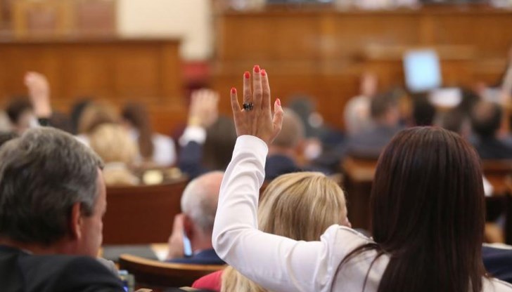 Темата стана дискусионна след като депутат от "Демократична България" обяви, че няма банкова карта и настоя да получава заплатата си на ръка