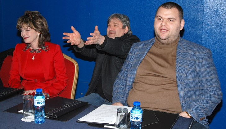 Кой кум, кой сват, кой на Пеевски е брат в този карамбол, знаят само посветените в сценария на играта на медийни тронове