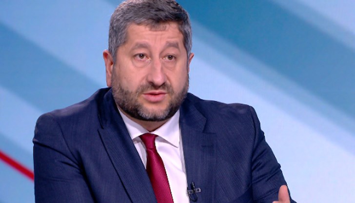 Отказвам да бъда министър, защото мисля, че при толкова сложна коалиция е добре политическите лидери да направят крачка встрани, заяви Иванов