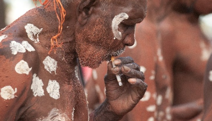 Хората, които ще бъдат на 14 и по-малко години, когато законът влезе в сила през 2027 г., никога няма да могат да си купят легално цигари
