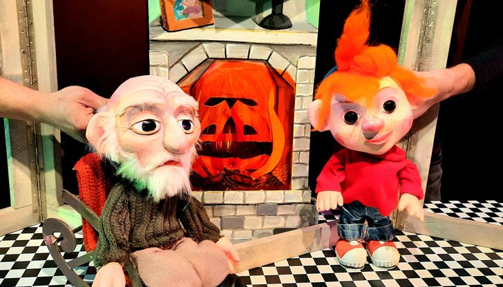 След всяко представление в Кукления театър най-малките зрители ще се срещнат и с Дядо Коледа