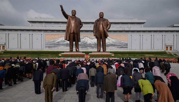 Севернокорейците не могат дори да плачат с глас, да празнуват рожден ден и да си купуват храна на 17 декември - годишнината от смъртта на Ким Чен Ир