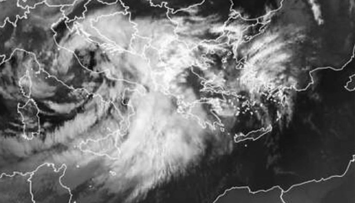 В момента неговият център е над Италия и Адриатическо море В момента неговият център е над Италия и Адриатическо море