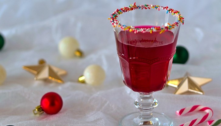 Приготвянето ѝ с подправки като канела, карамфил, индийско орехче и добавянето на плодове ѝ придава чуден коледен дъх Приготвянето ѝ с подправки като канела, карамфил, индийско орехче и добавянето на плодове ѝ придава чуден коледен дъх