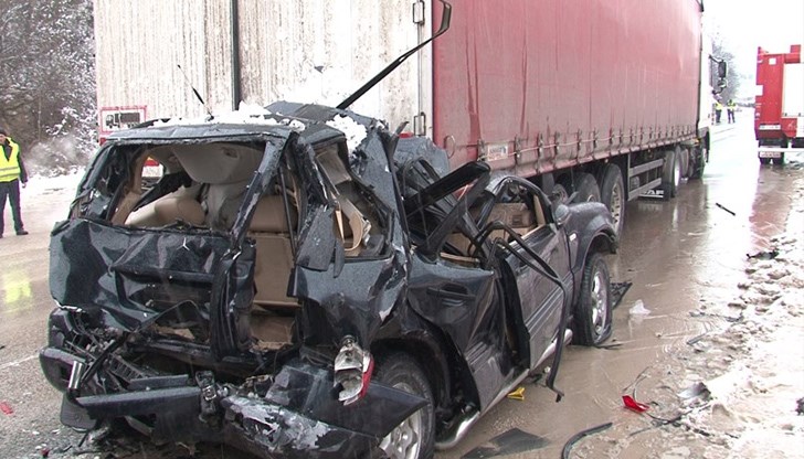 При удара водачът е изхвръкнал от автомобила, а синът му – на 25 години, е останал затиснат под колата