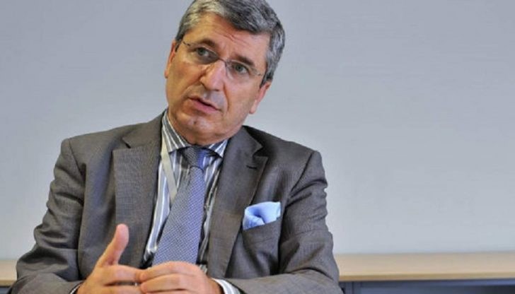 Някои забравиха, че битката е с КОВИД-а, а не с неваксинираните, пише Илиан Василев във фейсбук