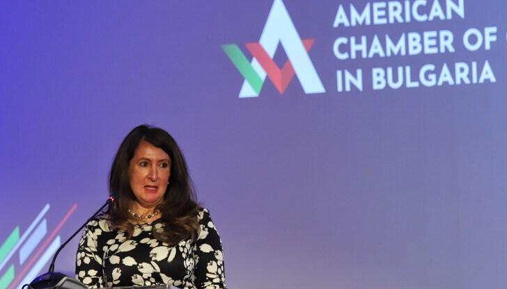 "България сформира ново правителство, което носи смисъл на диалог и колаборация. Българската икономика е стабилна и готова да расте“, заяви тя