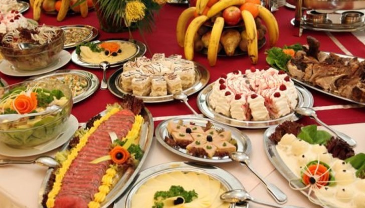 Задължителни съставки от новогодишната трапеза са свинско месо, пуешко месо, чесън, жито, мед, орехи, различни видове ядки, вино и шампанско, цитрусови плодове