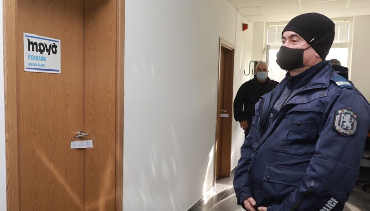 Главният редактор на ежедневника Петьо Блъсков и журналисти обявиха гражданско неподчинение Главният редактор на ежедневника Петьо Блъсков и журналисти обявиха гражданско неподчинение