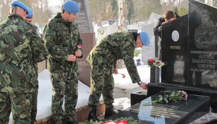 Въпреки пандемичната обстановка, колеги на Антон Петров от Съвместното командване на специалните операции ще отдадат почест пред гроба му в гробищен парк „Чародейка“
