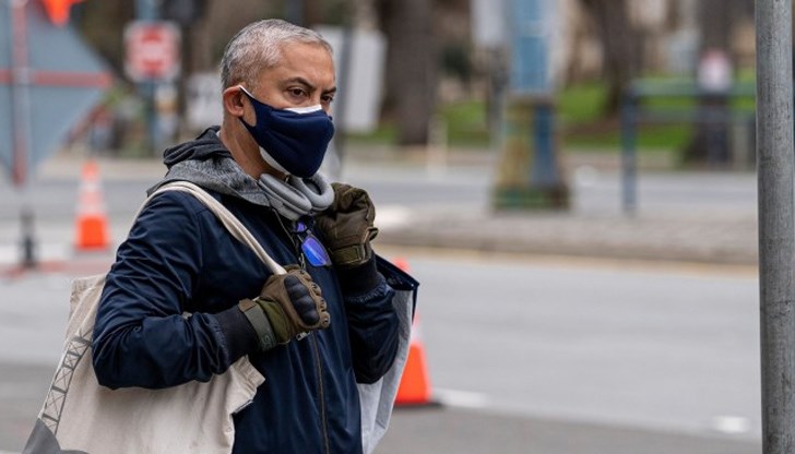 Две предпазни маски, поставени една върху друга плътно на лицето осигуряват най-добрата защита от респираторните капчици Две предпазни маски, поставени една върху друга плътно на лицето осигуряват най-добрата защита от респираторните капчици