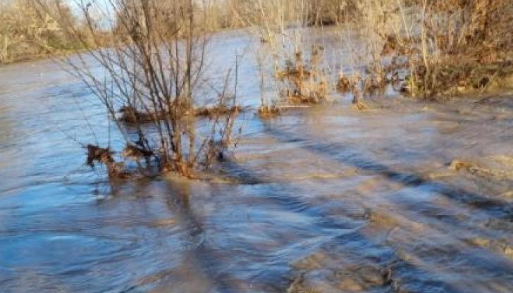 Дигата се е скъсала на 3-4 места и водата е излязла от коритото си