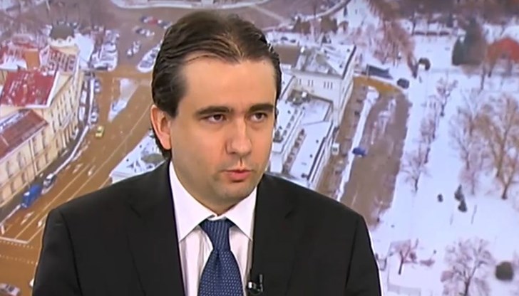 "Ако в момента имаме 10 служители на гише, след няколко години могат да станат наполовина, след няколко години още наполовина и така като процес да намаляваме това усещане за бюрокрация“, подчерта Божидар Божанов "Ако в момента имаме 10 служители на гише, след няколко години могат да станат наполовина, след няколко години още наполовина и така като процес да намаляваме това усещане за бюрокрация“, подчерта Божидар Божанов