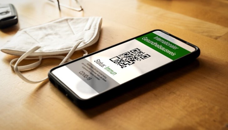 Освен това като неваксинирани се третират всички над 60-годишна възраст, които не са имунизирани с трета доза