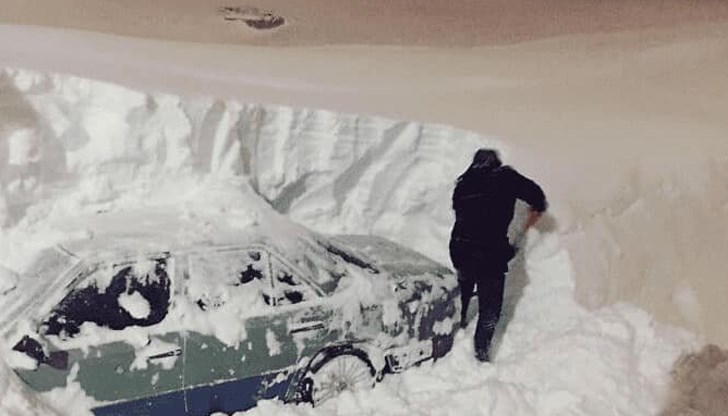 Двуметровите преспи сняг са чудесни за пързаляне, но не и когато трябва да отриваш автомобила си