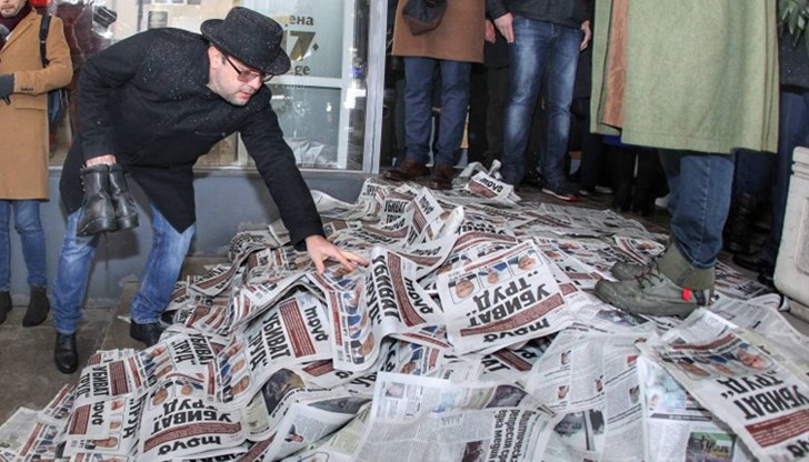 Някакви депутати мръзнат и мятат непродаващи се вестници и заучават думата флашмоб... каква радост! Някакви депутати мръзнат и мятат непродаващи се вестници и заучават думата флашмоб... каква радост!