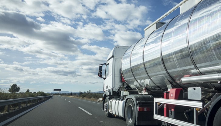 Цистерната е навлязла в насрещното движение Цистерната е навлязла в насрещното движение